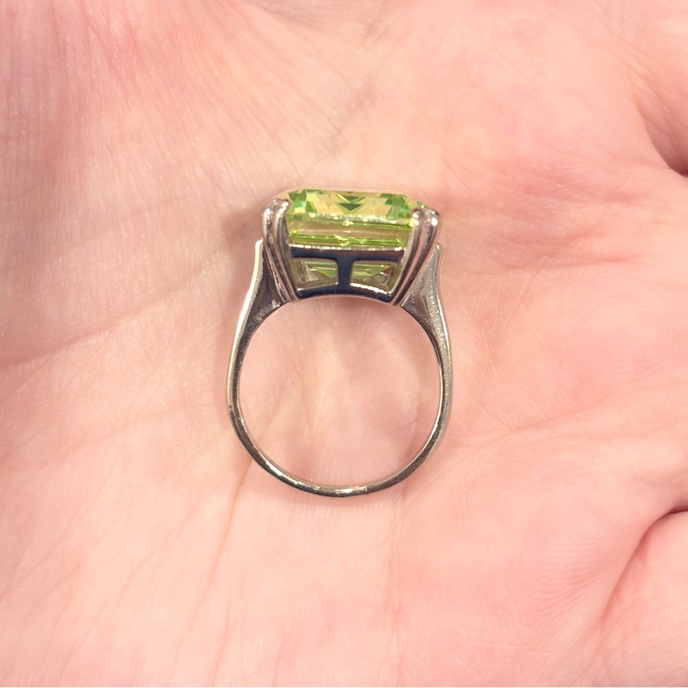 Large Vintage 14K White Gold Synthetic Green Spinel Ring - Size 7.25 - Picture 8 of 11